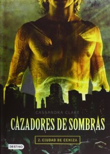 CIUDAD DE CENIZA  (CAZADORES DE SOMBRAS #2)