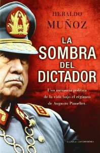 Portada del libro LA SOMBRA DEL DICTADOR. UNA MEMORIA POLÍTICA DE LA VIDA BAJO EL RÉGIMEN DE AUGUSTO PINOCHET