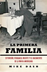 Portada del libro LA PRIMERA FAMILIA. EXTORSIÓN, VENGANZA, MUERTE Y EL NACIMIENTO DE LA MAFIA AMERICANA