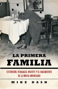 Portada de LA PRIMERA FAMILIA. EXTORSIÓN, VENGANZA, MUERTE Y EL NACIMIENTO DE LA MAFIA AMERICANA