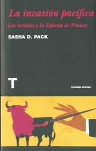 Portada de LA INVASIÓN PACÍFICA. LOS TURISTAS Y LA ESPAÑA DE FRANCO