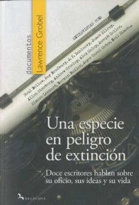 Portada del libro UNA ESPECIE EN PELIGRO DE EXTINCIÓN. DOCE ESCRITORES HABLAN SOBRE SU OFICIO, SUS IDEAS Y SU VIDA