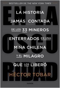 Portada del libro EN LA OSCURIDAD. La historia jamás contada de los 33 mineros enterrados en una mina chilena y el milagro que los liberó