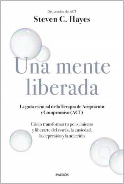 Portada de UNA MENTE LIBERADA. La guía esencial de la terapia de aceptación y compromiso (ACT)