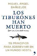 Portada del libro LOS TIBURONES HAN MUERTO (PERO NO SE HAN DADO CUENTA): 115 principios para sobrevivir en un mundo hostil