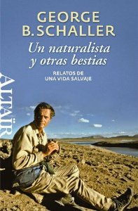 Portada del libro UN NATURALISTA Y OTRAS BESTIAS - RELATOS DE UNA VIDA SALVAJE