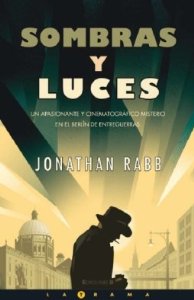 Portada de SOMBRAS Y LUCES. UN APASIONANTE Y CINEMATOGRÁFICO MISTERIO EN EL BERLÍN DE ENTREGUERRAS